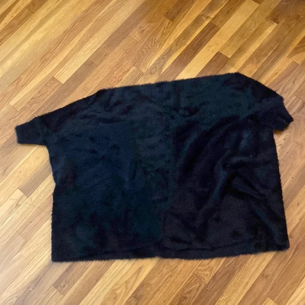 NWT Alex Max Women’s Black Fuzzy Shrug OS